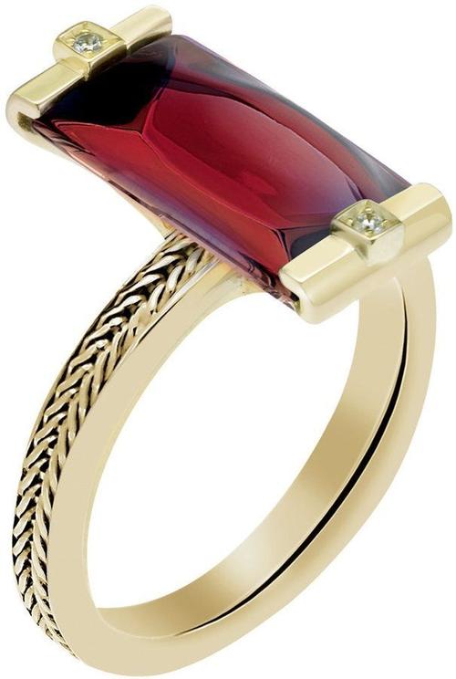 Bức ảnh do Jean-Marc Bouju chụp vào năm 1994 miêu tả hình ảnh một người phụ nữ gần như đang chết đói tại một trạm y tế tạm thời ở Ruhango, Rwanda, nơi có hàng ngàn người dân tị nạn từ cuộc chiến giữa quân đội chính phủ và phiến quân Rwanda. Không được chăm sóc y tế đầy đủ, các bác sĩ cho biết mỗi ngày có 20 đến 25 người ở Rwanda chết vì bệnh tật và đói.